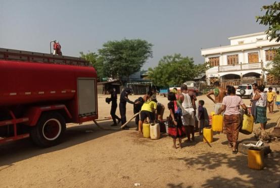 မကွေးတိုင်းဒေသကြီး၊ ရေနံချောင်းမြို့နယ်တွင် သောက်သုံးရေလိုအပ်နေသူများကို မီးသတ်တပ်ဖွဲ့က လှူဒါန်းနေစဉ် (ဓာတ်ပုံ-မြန်မာနိုင်ငံမီးသတ်တပ်ဖွဲ့)