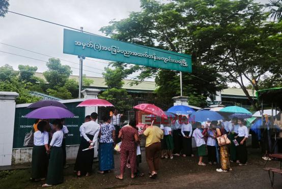 ■ပုံစာ - သထုံမြို့ Placement Test ဖြေဆိုနေကြသည်ကိုတွေ့ရစဉ်